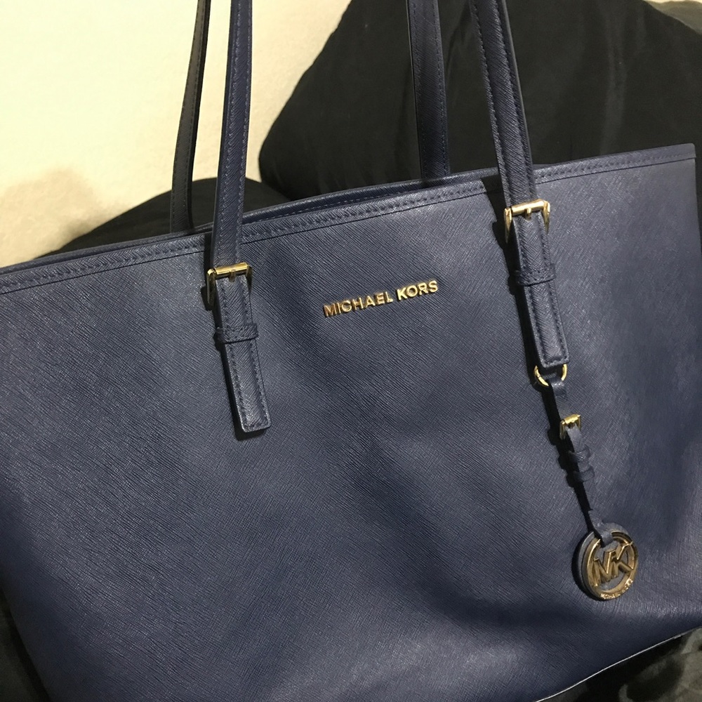 Michael Kors navy blue jet set travel purse - Picture 2 of 8